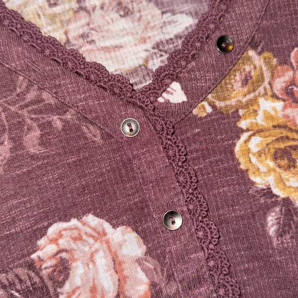 NEW! Maurices Pink Mauve Floral Print Lace Detail V-Neck Long Sleeve Henley Top - Picture 9 of 16